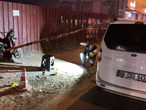 Adana’da çay ocağına silahlı saldırı: Polis aracı hedef oldu adanada cay ocagina silahli saldiri polis araci hedef oldu G1pV9uyp.jpg