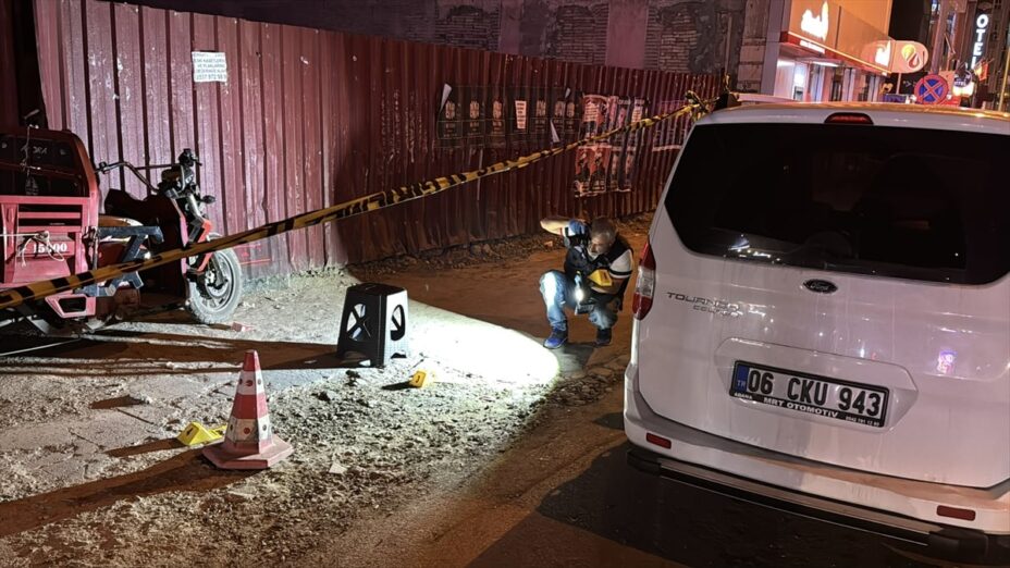 Adana’da çay ocağına silahlı saldırı: Polis aracı hedef oldu adanada cay ocagina silahli saldiri polis araci hedef oldu G1pV9uyp.jpg