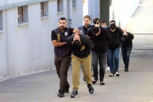adanada otomobil dolandiriciligi operasyonu 6 supheli tutuklandi JDuUHheX.jpg