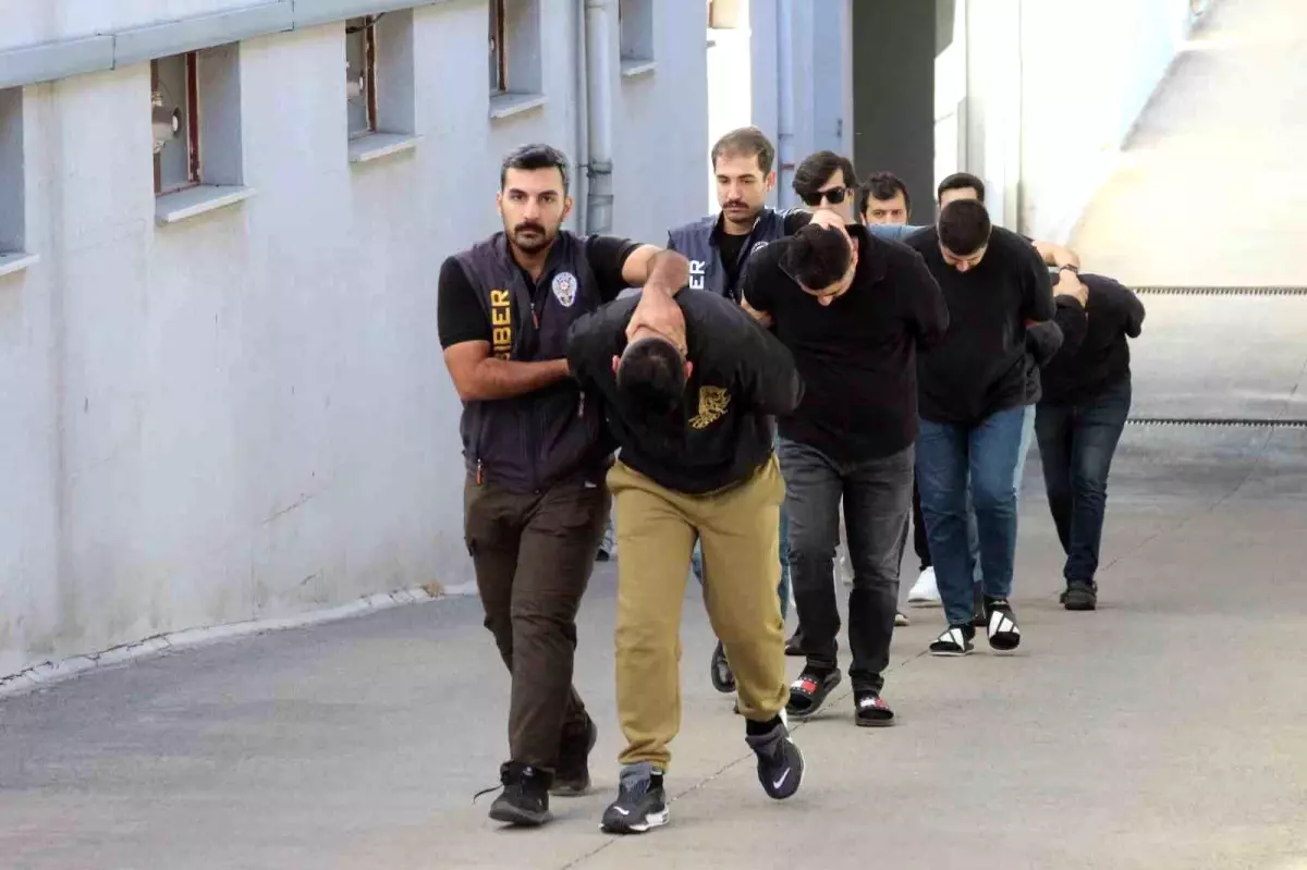adanada otomobil dolandiriciligi operasyonu 6 supheli tutuklandi JDuUHheX.jpg