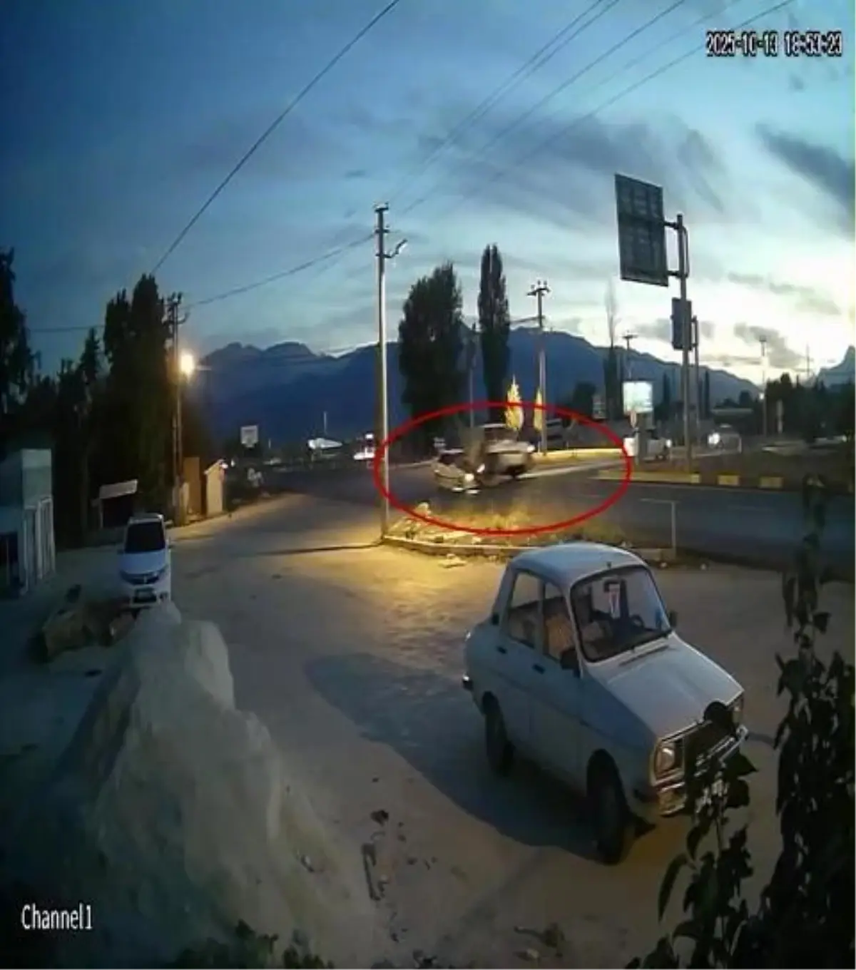 antalyada hafif ticari arac ile otomobil carpisti 4 yarali MQAnQEem.jpg