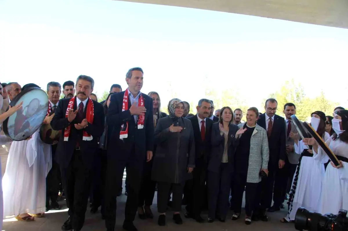 bakan bayraktardan terorsuz turkiye kadinla mumkun vurgusu RGy8TeqZ.jpg