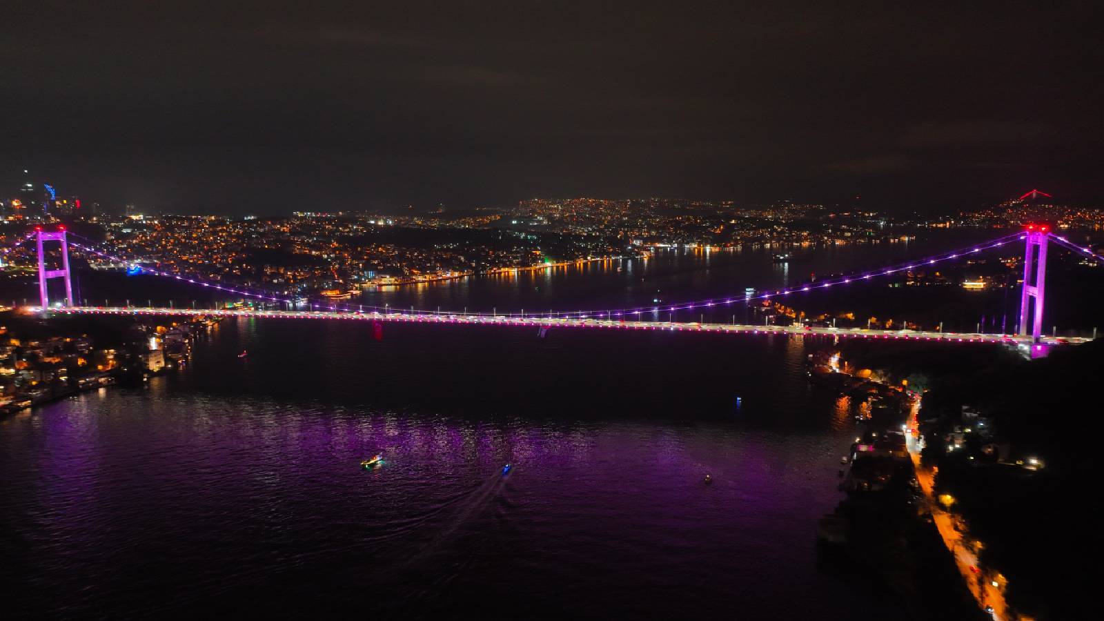 fatih sultan mehmet koprusu meme kanseri farkindaligi icin pembe renkle aydinlatildi qIHiIFUG.jpg