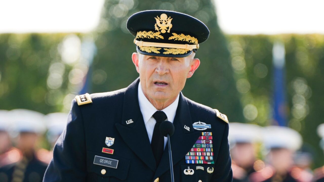 General George’den Trump’a sert mesaj: ‘Ordu, karakterli liderler hak ediyor’