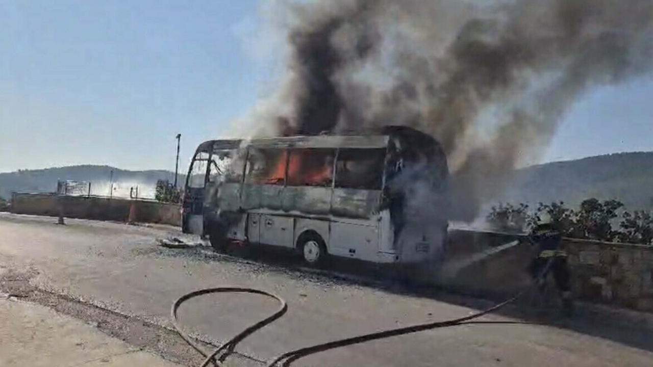 Muğla’da alev alev yanan minibüs demir yığınına döndü