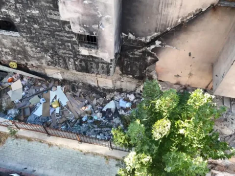 Avcilarda 25 yil once yanan tekstil fabrikasinin cevresi copluge dondu BglwuIKC